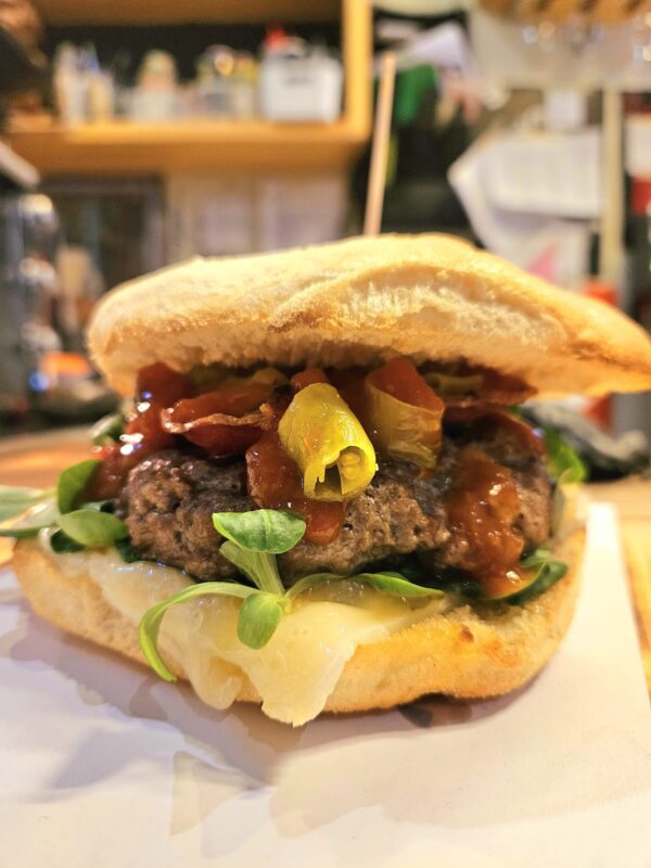 SPICY BURGER con nachos e salsa DIP piccantina - immagine 2